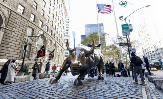 증시 랠리를 상징하는 뉴욕 월스트리트의 '황소상'[EPA=연합뉴스]